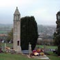 La lanterne des morts s'élevait depuis le XIIIe siècle près de l'église. A présent elle domine le cimetière.